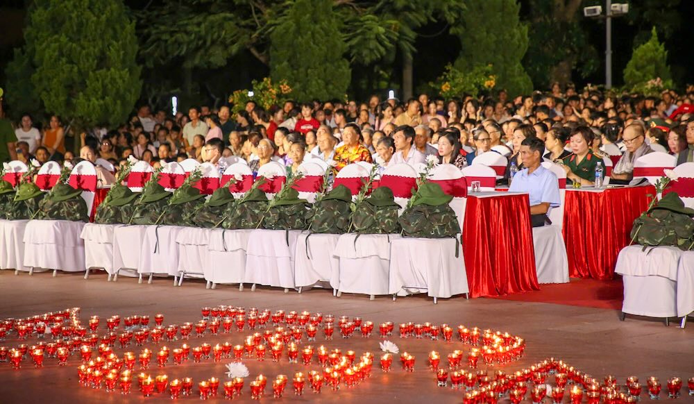 Hàng ghế đầu cho các anh hùng liệt sĩ trong buổi công chiếu phim Mưa đỏ tại Thành cổ Quảng Trị. Ảnh: Hưng Thơ