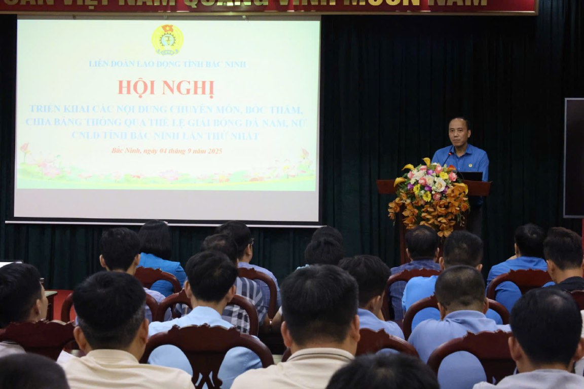 Conference de deploiement des contenus professionnels des tirages au sort des groupes et de l'adoption du reglement du premier tournoi de football masculin et feminin des ouvriers de la province de Bac Ninh en 2025. Photo : Quyet Chien