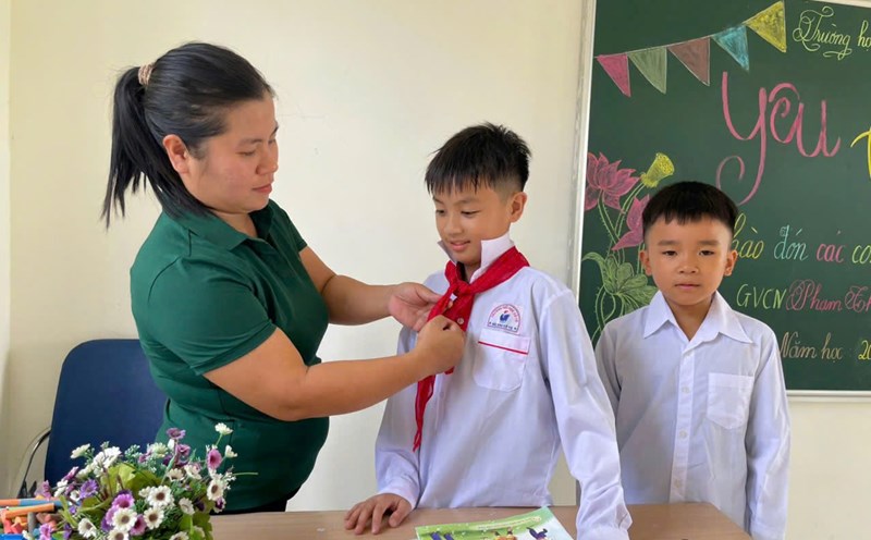 She and her students at Tran Island Inter-level School, Co To prepare for the opening ceremony of the 2025-2026 school year. Photo: Thu Bau