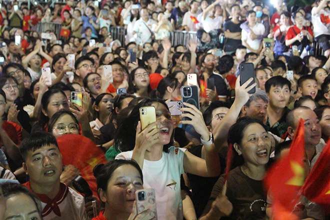 Cac khan gia co vu het minh trong tiet muc cua Isaac. Anh: Le Tuyen