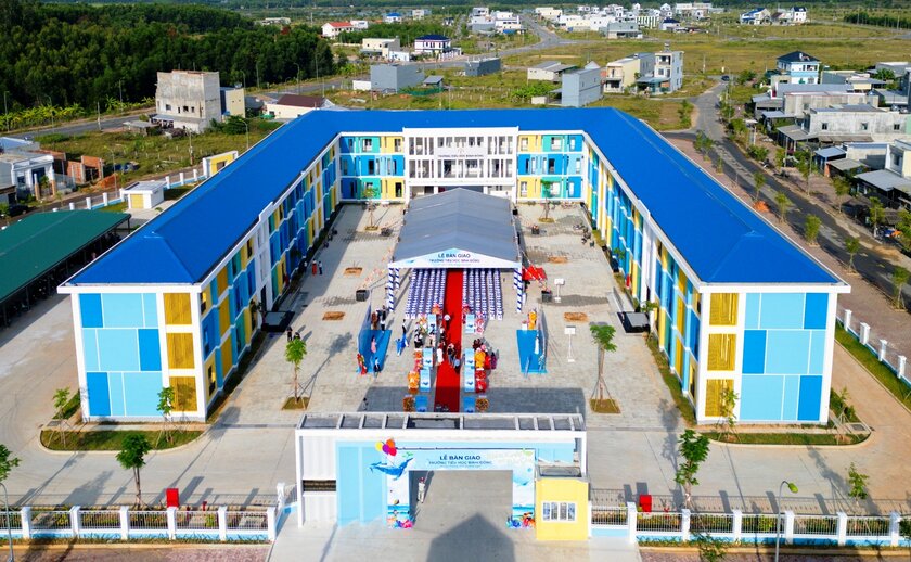 La escuela primaria Binh Dong en la comuna de Van Tuong provincia de Quang Ngai tiene una inversion total de 42 mil millones de VND puesta en uso en el año escolar 2025-2026. Foto: Vien Nguyen