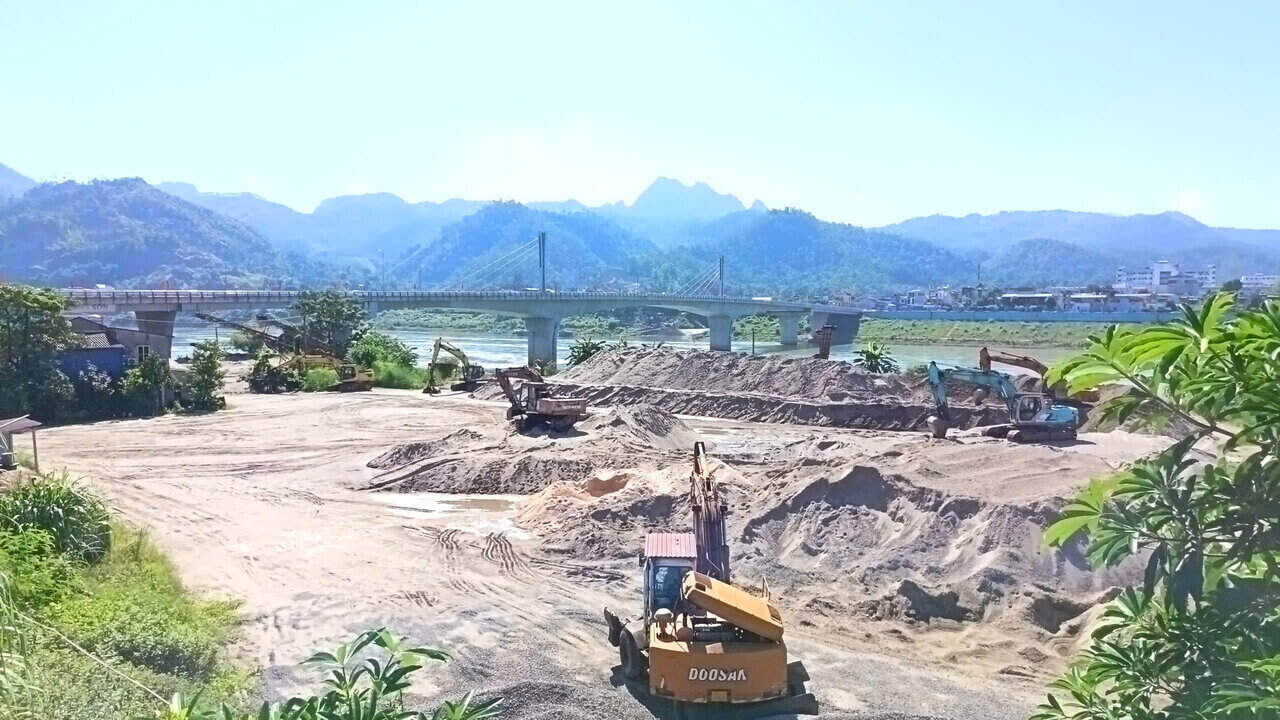 Một trong số ít bãi cát tại phường Hoà Bình có hàng để bán, nguồn cung chủ yếu được chở bằng ô tô từ hạ du sông Đà. Ảnh: Đặng Tình