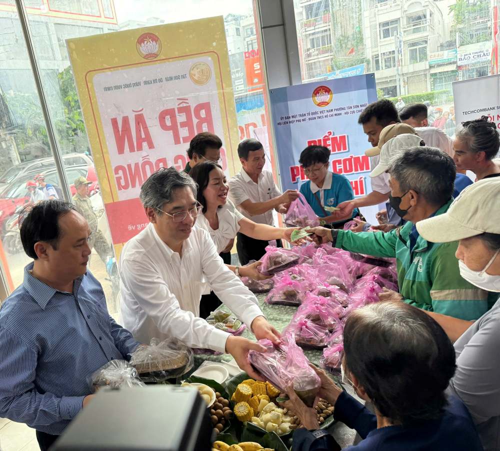 Lanh dao Uy ban MTTQ Viet Nam TPHCM trao nhung suat an nghia tinh cho nguoi dan kho khan. Anh: Minh Tam