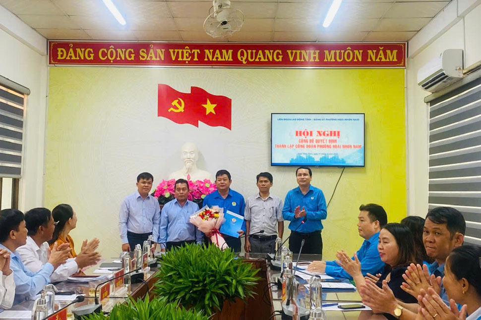 El presidente de la Federacion Laboral de la provincia de Gia Lai Ha Duy Trung entrega la decision de establecer el Sindicato del barrio de Hoai Nhon Nam. Foto: Anh Nguyen