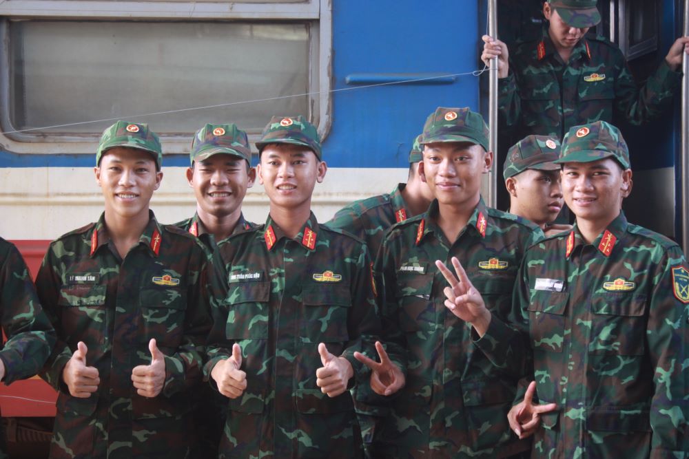 Les soldats de l'A80 emus par l'affection des autorites et du peuple de Da Nang. Photo : Tran Thi