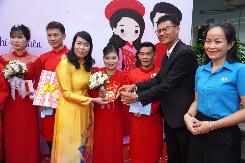 The couple of female workers Bui Thi Kieu Giang at the collective wedding ceremony chaired and jointly organized by the union in 2024. Photo: Ha Anh Chien