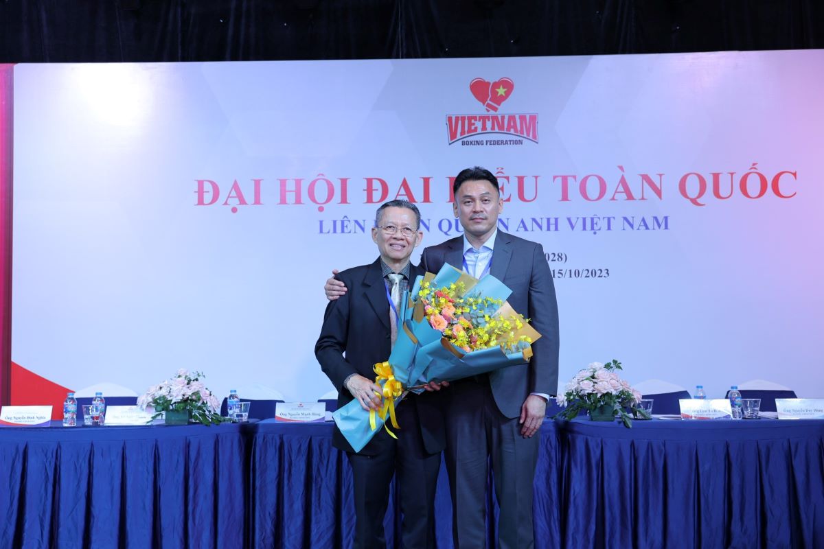 Luu Tu Bao 씨(오른쪽)는 지난 기간 동안 베트남 복싱 연맹 활동에 모습을 드러내지 않았습니다. 사진: Thu Trang