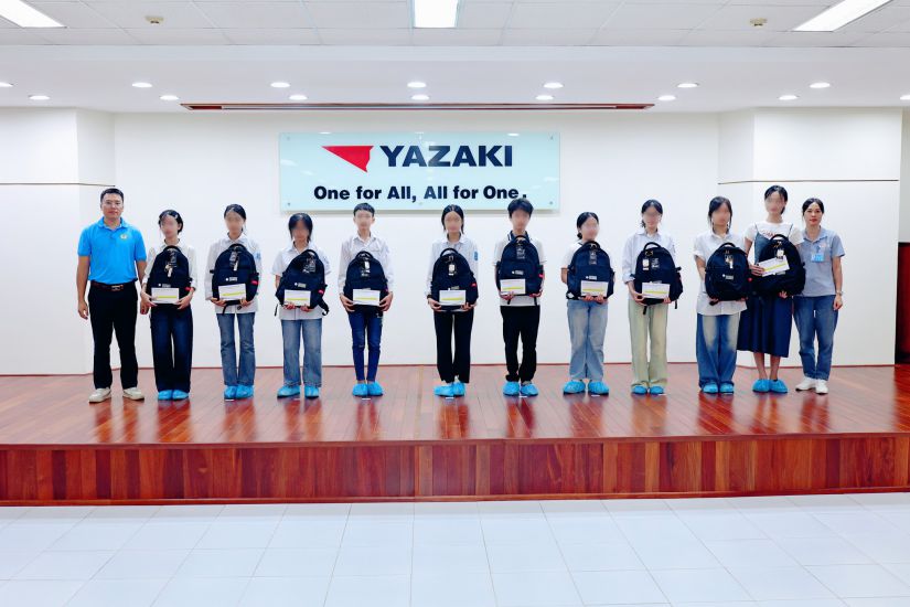 타이빈 야자키 하이퐁 베트남 유한회사 노동조합과 협력하여 노동자 자녀 포상. 사진: 타이빈 야자키 노동조합