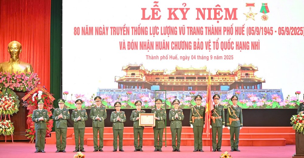 The Hue City Armed Forces received the Second Class Fatherland Protection Medal. Photo: Le Sau