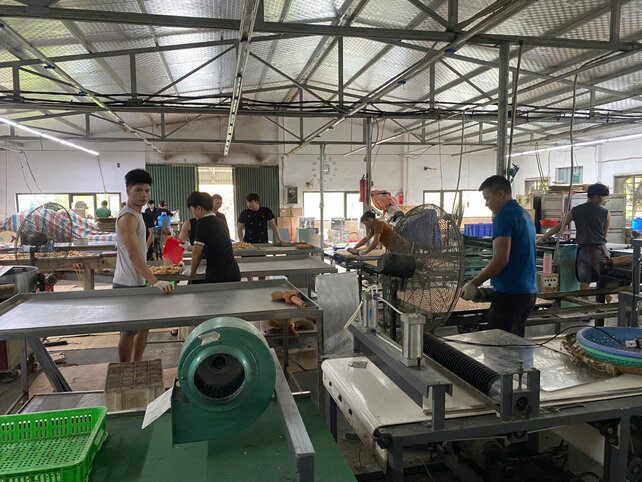 La policia de la comuna de Tien La refuerza el trabajo de inspeccion manejo y prevencion de violaciones de la ley sobre economia medio ambiente y seguridad e higiene alimentaria. Foto: Policia de la provincia de Hung Yen