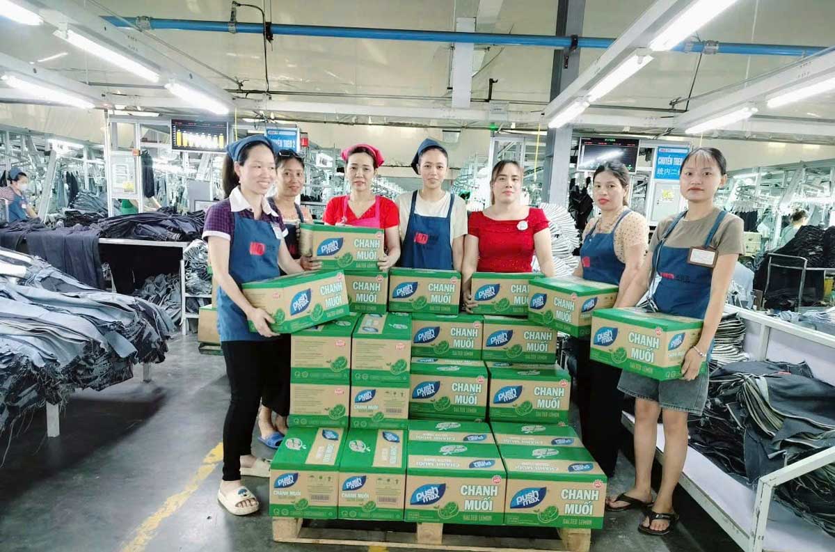 Le syndicat de base de la societe Hualida Thai Binh Textile Co. Ltd. (zone industrielle de Phuc Khanh province de Hung Yen) remet des cartons de citrons et de sel aux ouvriers. Photo : Hanh Nguyen