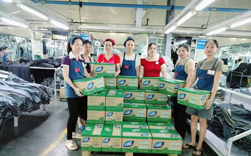 The Trade Union of Hualida Thai Binh Garment Company Limited (Phuc Khanh Industrial Park, Hung Yen Province) handed over the hand- delivered salted lemon boxes to the workers. Photo: Hanh Nguyen