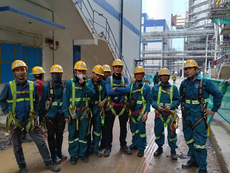 Le Ngoc Hoang 씨(맨 왼쪽)와 Duc Anh 회사에 고용되어 Vung Ang 2 화력 발전소 건설 시공을 맡은 많은 노동자들. 사진: 제공된 인물