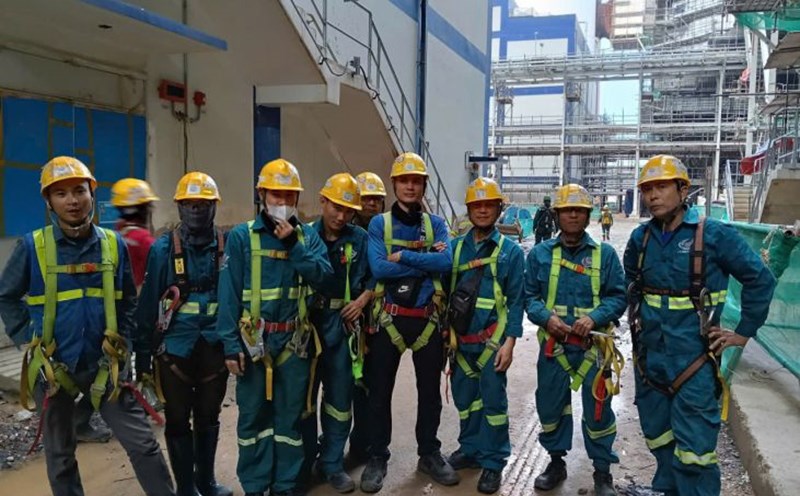 Mr. Le Ngoc Hoang (far left) and many workers at the time were hired by Duc Anh Company to construct the Vung Ang 2 Thermal Power Plant. Photo: Character provided