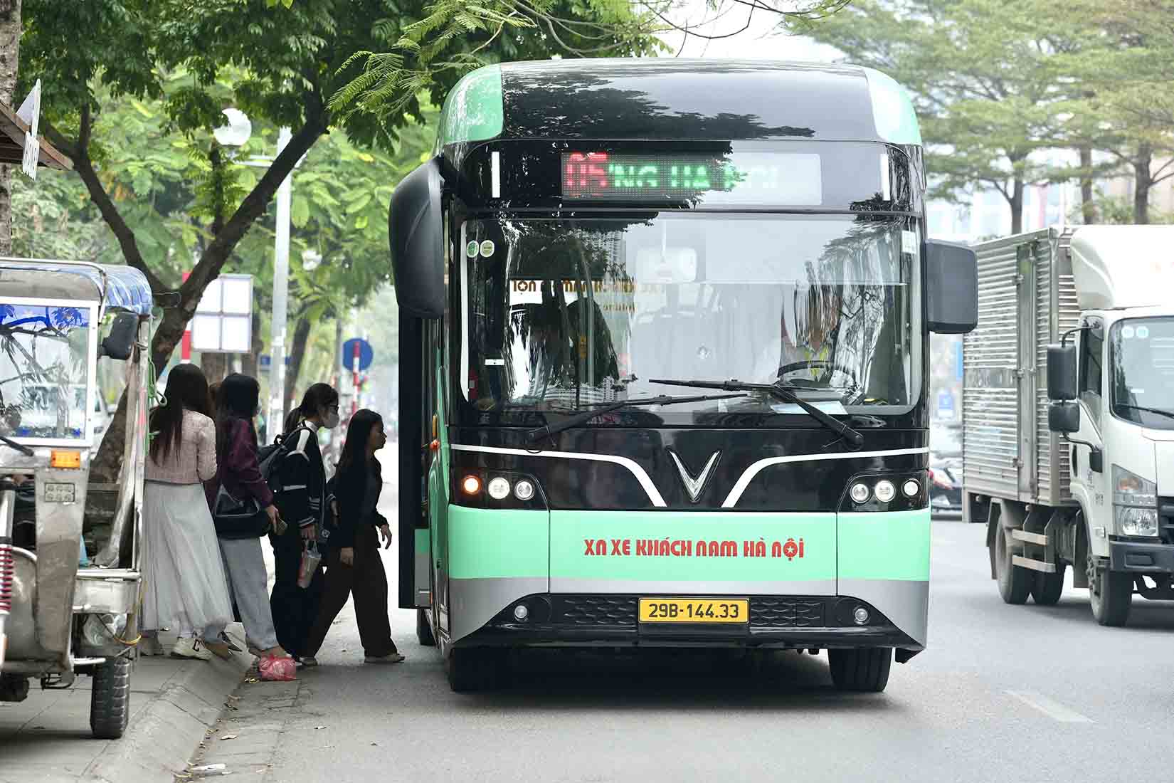 Bus picking up and dropping off passengers on Trung Kinh Street, Hanoi. Photo: Song Huu