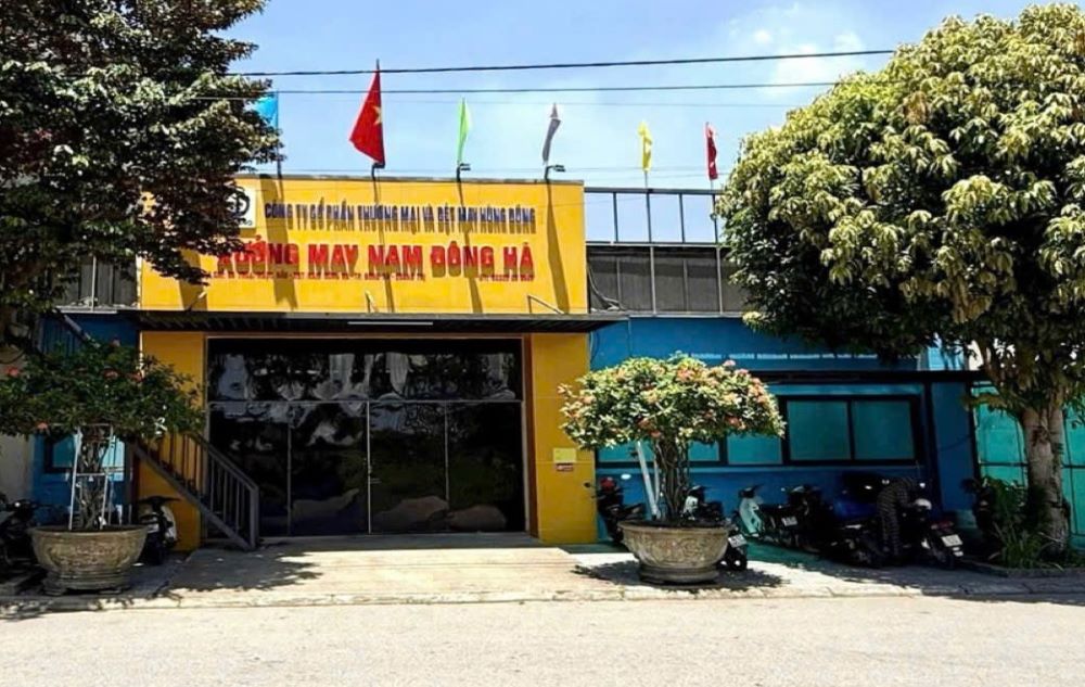 La societe par actions de commerce et de textile Hung Dung a decide de reporter le temps de travail pour que les employes emmenent leurs enfants a l'ecole. Photo : H.Nguyen