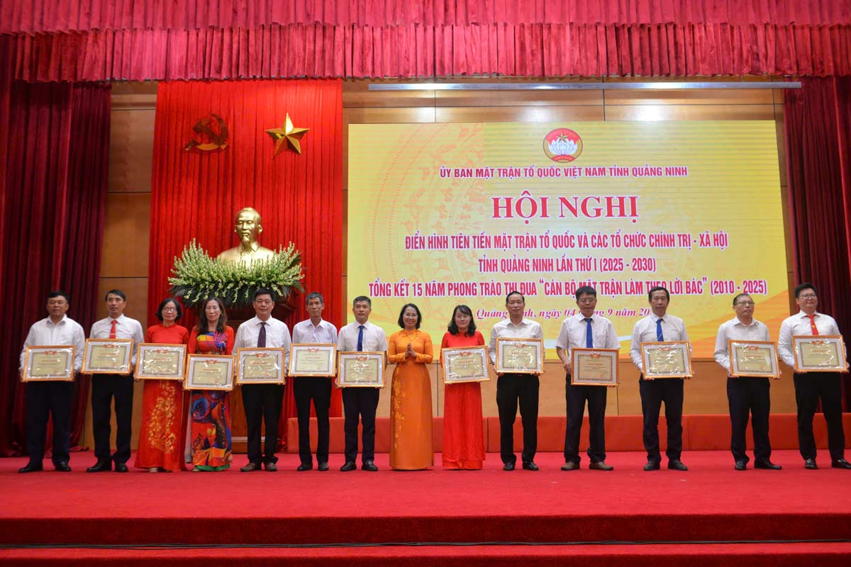 Ba Trinh Thi Minh Thanh, Pho Bi thu Thuong truc Tinh uy, Chu tich HDND tinh, tang Bang khen cua Uy ban MTTQ tinh cho tap the co thanh tich xuat sac. Anh: Doan Hung
