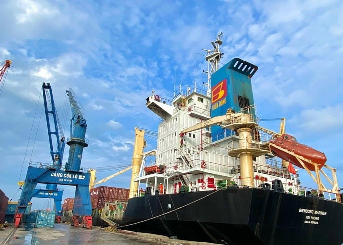 Heavy-duty ships docked at Cua Lo deep-water port (Nghe An). Photo: Ngoc Anh