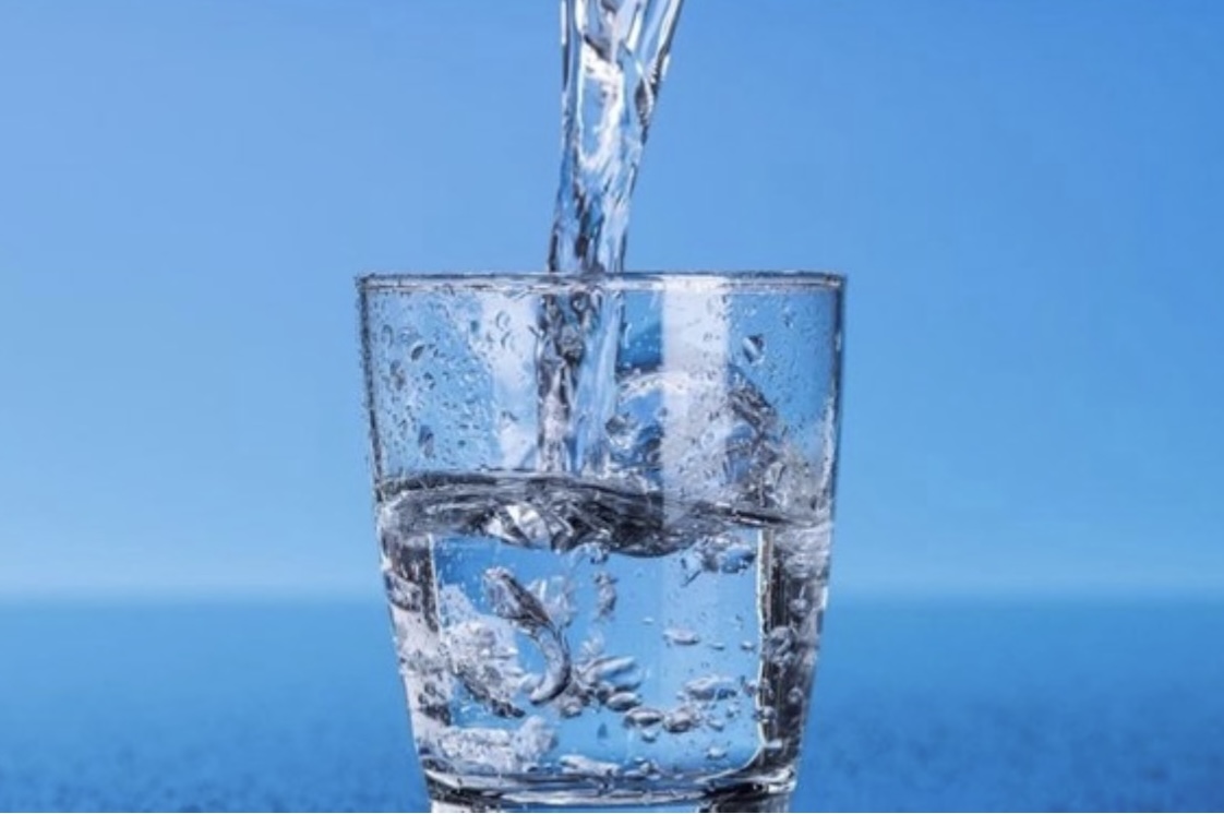 A glass of warm water at the right time of night will help you sleep deeply. Photo: Kieu Vu