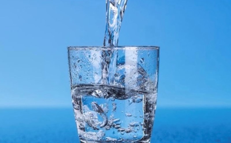 A glass of warm water at the right time of night will help you sleep deeply. Photo: Kieu Vu