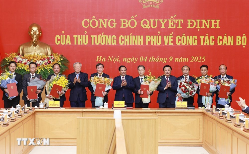 Thu tuong Chinh phu Pham Minh Chinh trao quyet dinh tiep nhan, bo nhiem lanh dao mot so bo, co quan. Anh: TTXVN