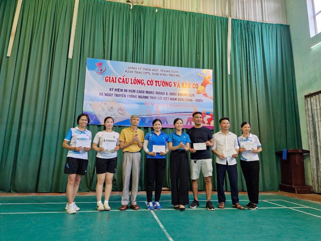 Le comite d'organisation remet des prix aux athletes qui sont des ouvriers des employes et des travailleurs. Photo : NVCC