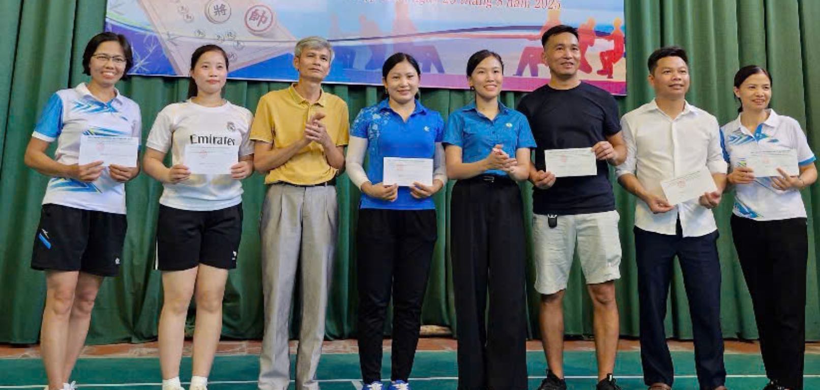 Ban To chuc trao giai cho cac van dong vien la cong nhan vien chuc lao dong. Anh: NVCC