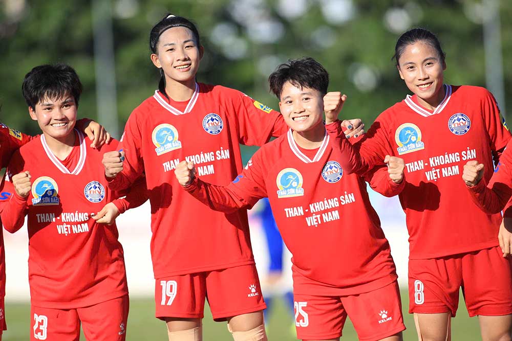 2025년 타이손박컵 전국 여자 축구 선수권 대회 개막전에서 득점을 축하하는 베트남 석탄 광물 선수들. 사진: VFF