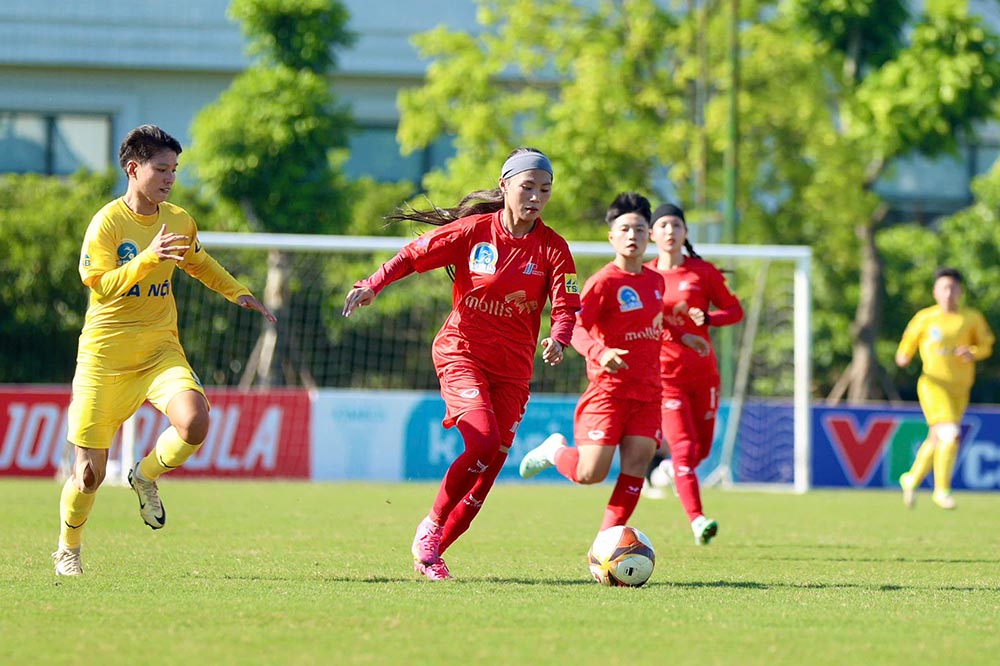 Phong Phu Ha Nam (ao do) no luc bat thanh truoc Ha Noi. Anh: VFF