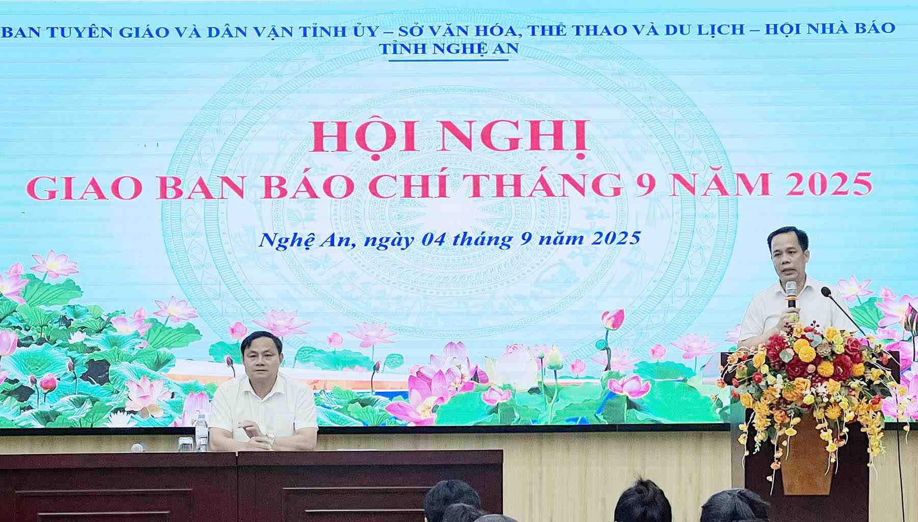 Bui Cong Vinh氏 -  NGHEの副局長文化、スポーツ、観光局は、NGHEの995周年記念活動と95年のNghe Tinhソビエト運動について知らせました。写真：Quoc Huy