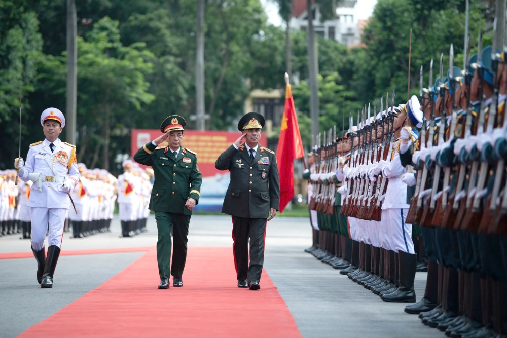 Dai tuong Phan Van Giang va Thuong tuong Zakir Hasanov duyet Doi danh du Quan doi nhan dan Viet Nam.