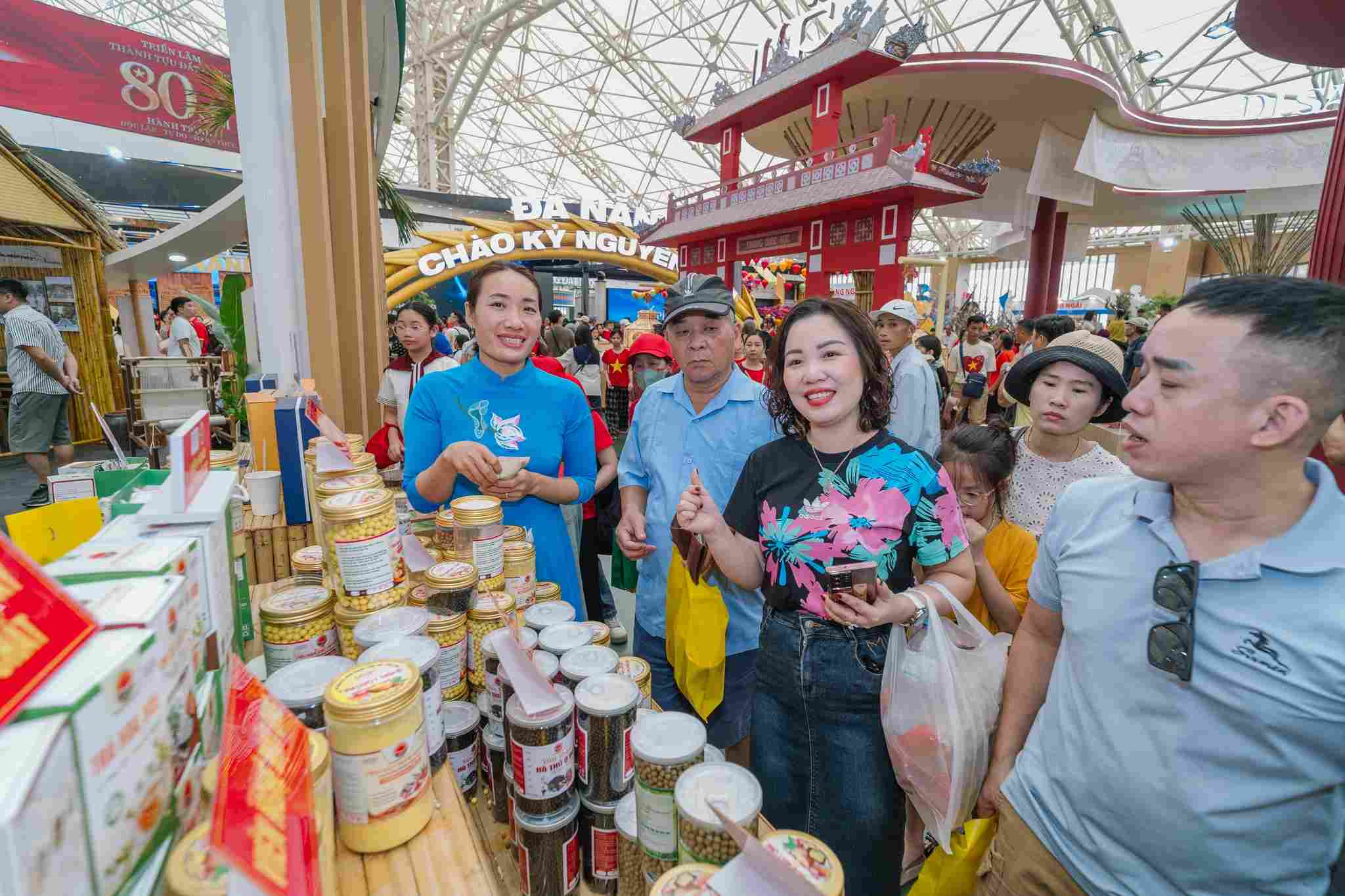 하노이에서 열린 조국 성과 80주년 기념 전시회의 Nghe An 특산품 부스가 많은 방문객을 끌어모았습니다. 사진: Ngoc Anh