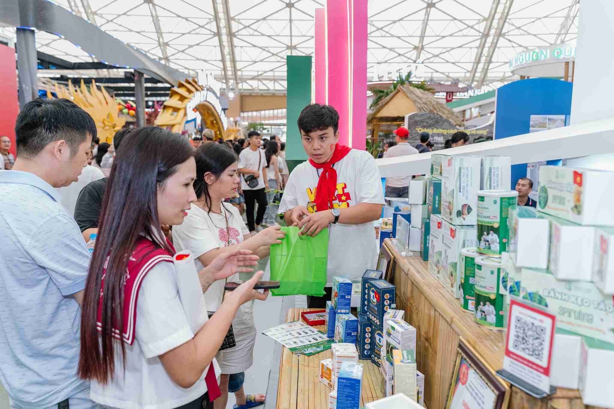 Dac san Nghe An trung bay tai trien lam deu dat chuan OCOP. Anh: Ngoc Anh