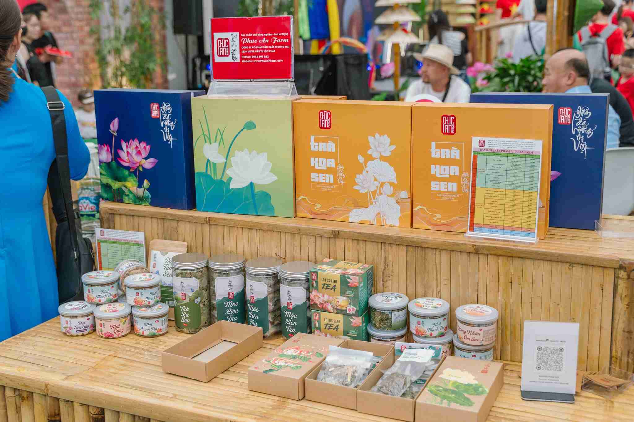 San pham OCOP Nghe An duoc trinh bay, sap xep rat bat mat. Anh: Ngoc Anh