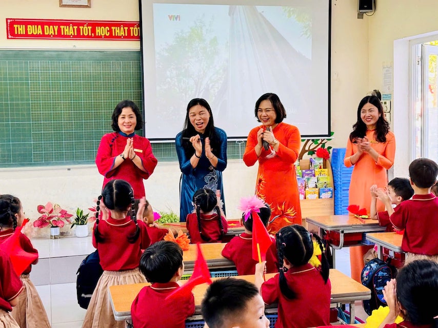 Sau hoat dong rieng, hoc sinh Truong Tieu hoc Doan Ket di chuyen ve lop, chuan bi theo doi chuong trinh chung cua Bo GDDT. Ban giam hieu Truong Tieu hoc Doan Ket da den tung lop, lam quen voi hoc lop 1, tao khong khi am ap, tuoi vui, giup cac em bot bo ngo trong buoi khai giang dau tien.