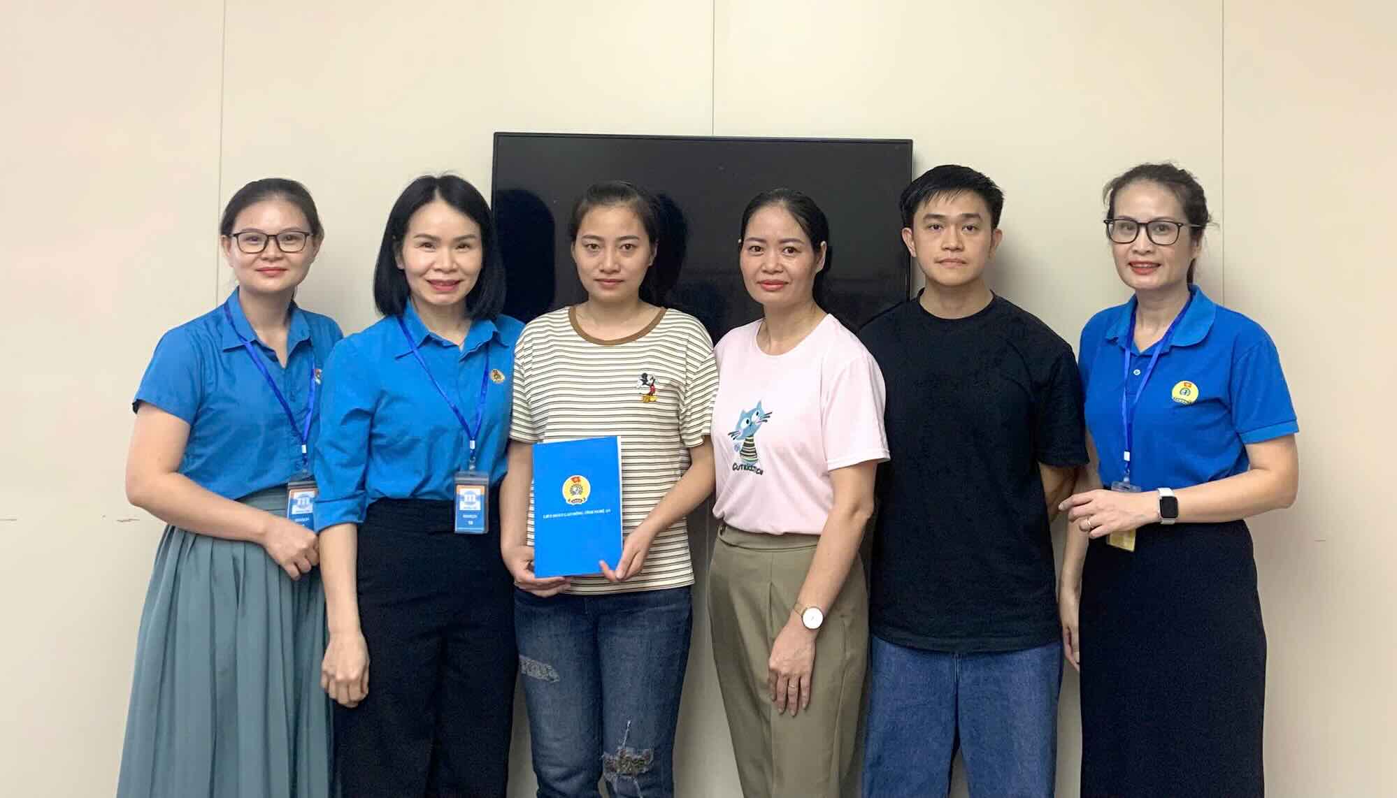 Les membres du syndicat en difficulte reçoivent un soutien de la Federation du travail de la province de Nghe An. Photo : Syndicat de Nghe An