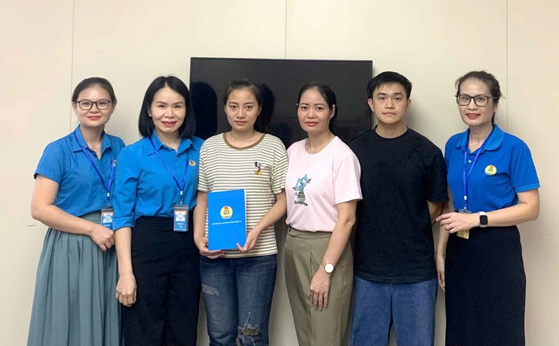 Union members in difficulty received support from the Nghe An Provincial Federation of Labor. Photo: Nghe An Trade Union