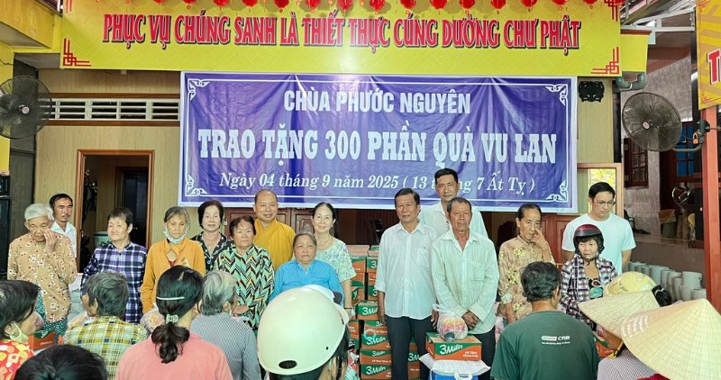 Venerable Phuoc Nguyen Pagodaは、Vinh LongとVu Lanシーズンの貧しい世帯に贈り物を贈りました。写真：Hoang Loc