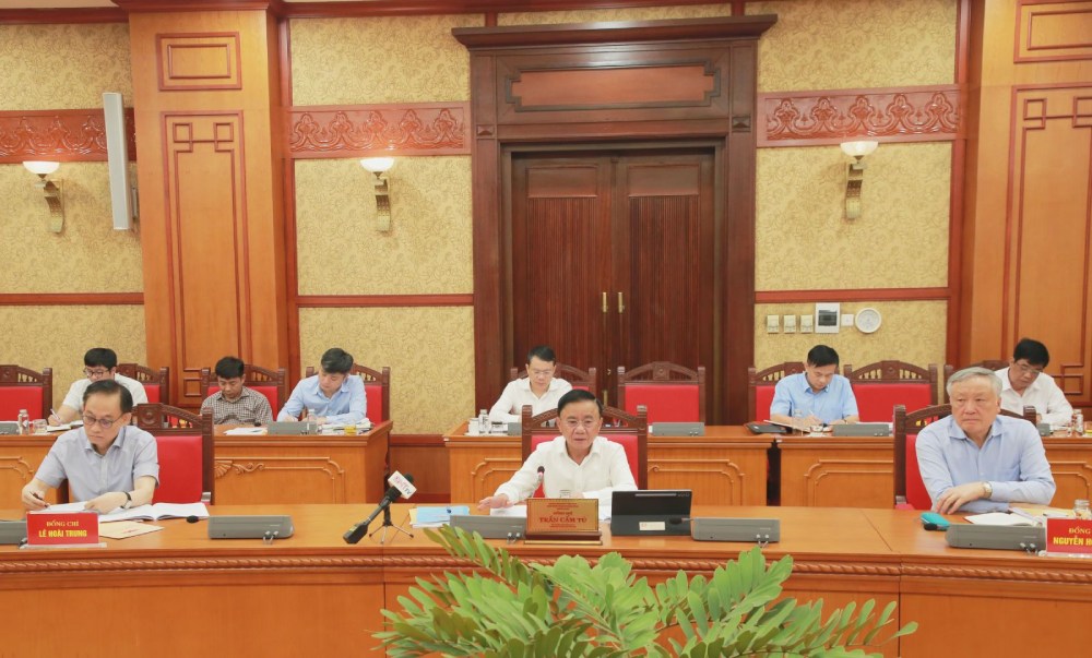 To Cong tac so 4 do Uy vien Bo Chinh tri, Thuong truc Ban Bi thu Tran Cam Tu chu tri lam viec voi Ban Thuong vu Tinh uy Ha Tinh. Anh: Kim Thanh