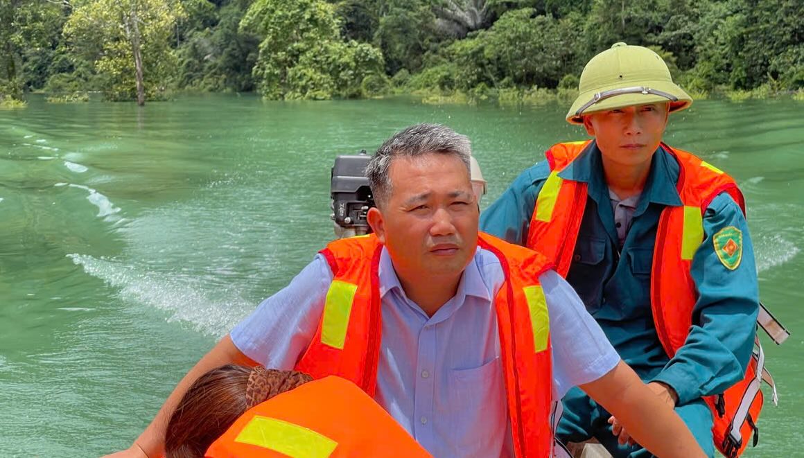 Profesores de baile en barco llegan a la escuela preparandose para la inauguracion. Foto: The Dung