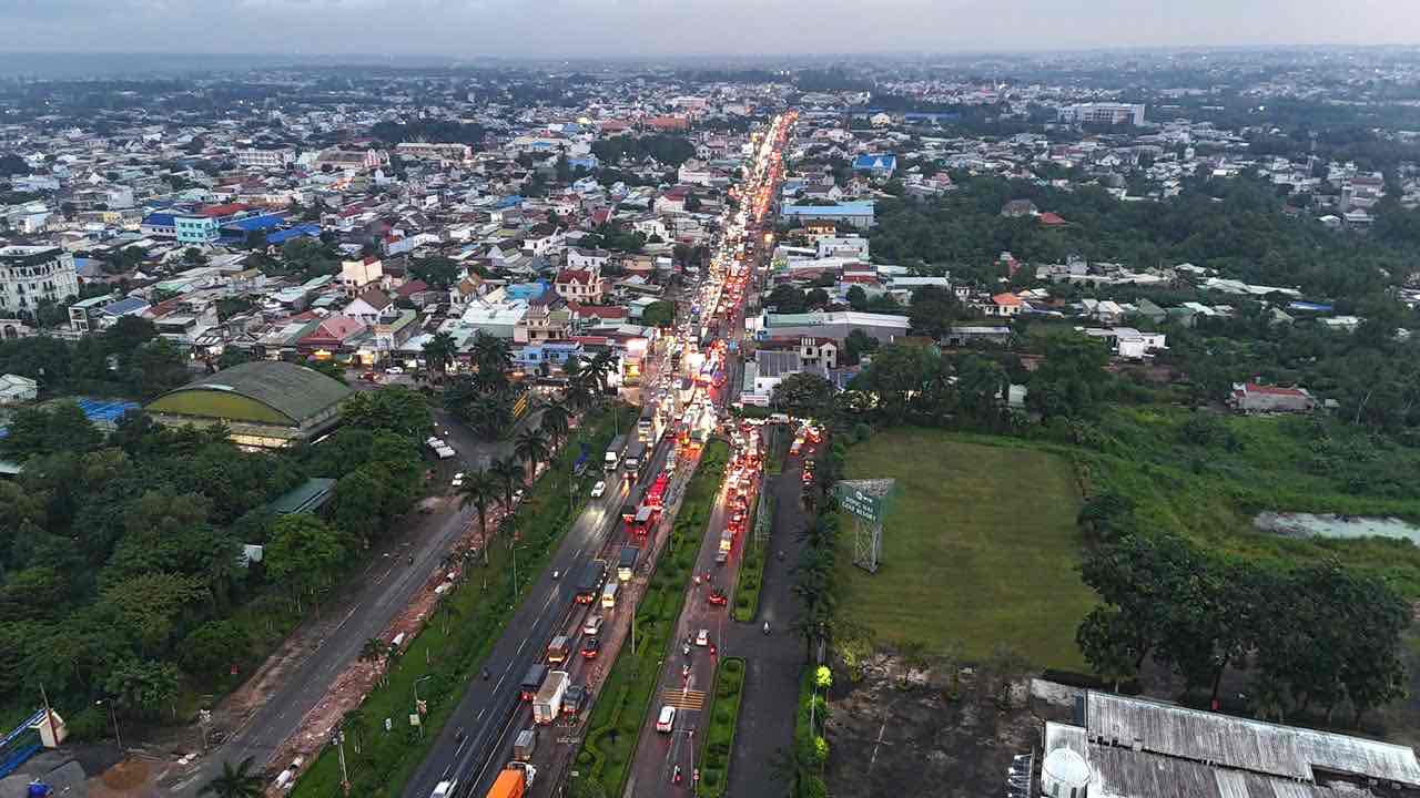 Un tac keo dai nhieu cay so tren quoc lo 1 doan qua xa Trang Bom. Anh: HAC - CTV