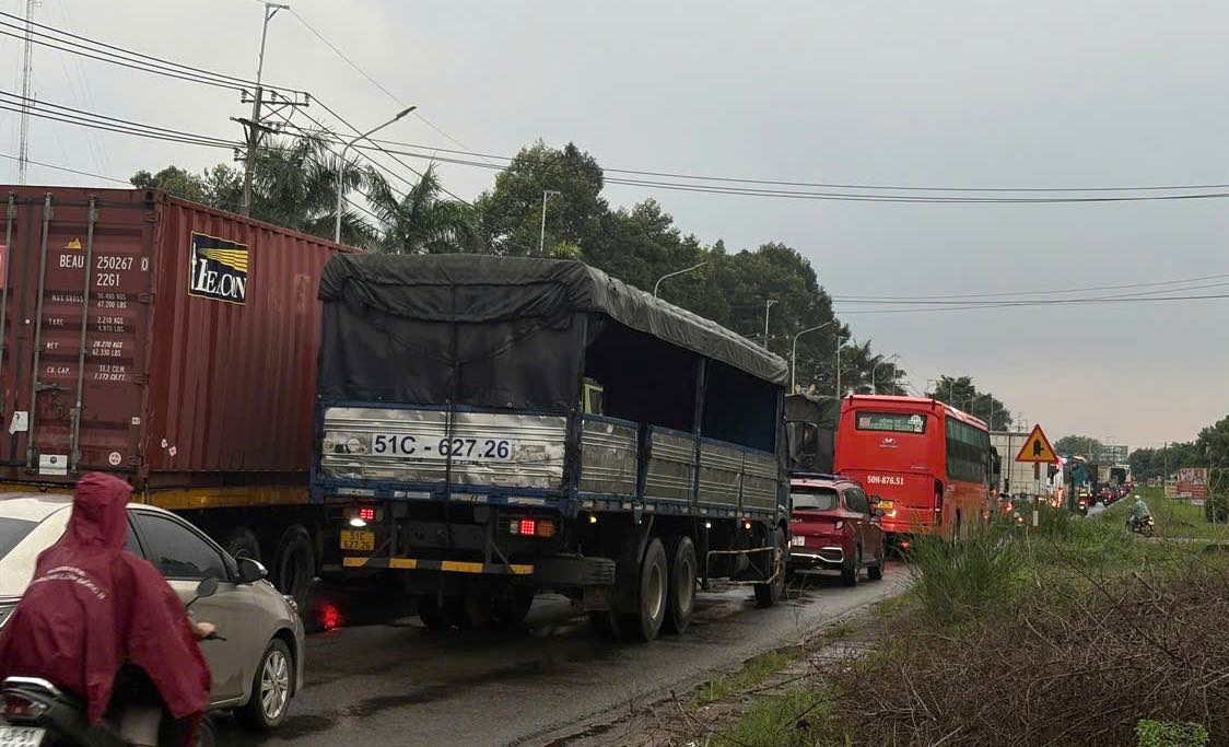 Phuong tien nhich tung chut tren quoc lo 1. Anh: HAC - CTV