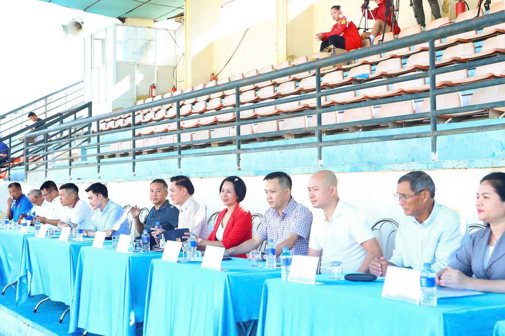 Du le khai mac co ba Le Thi Hoang Yen - Pho Cuc truong Cuc The duc The thao, ong Tran Anh Tu - Pho Chu tich Lien doan bong da Viet Nam (VFF), ba Nguyen Thanh Ha - Pho Tong Thu ki VFF, Truong Ban to chuc giai,... cung dong dao khach moi.