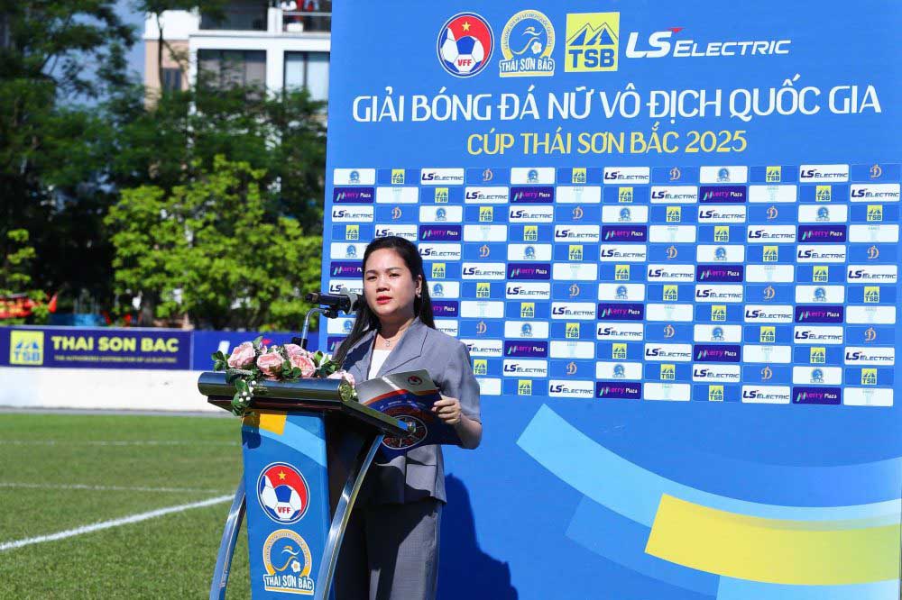 Trong bai phat bieu khai mac, thay mat VFF va ban to chuc giai, ba Nguyen Thanh Ha vui mung khang dinh day la giai dau cao nhat cua bong da nu trong he thong cac giai bong da quoc gia do VFF to chuc thuong nien.