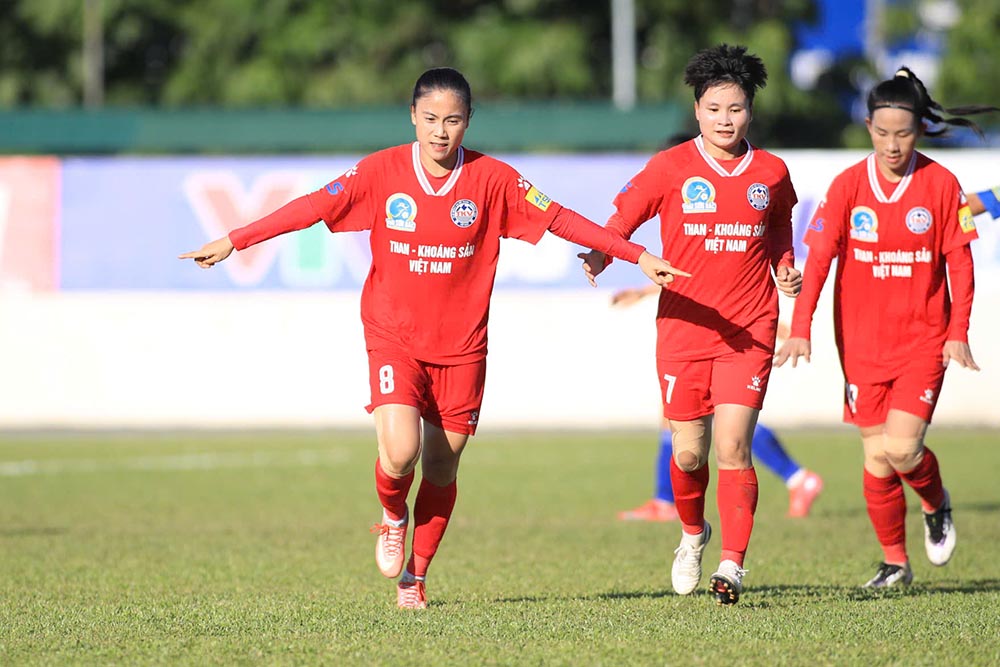 Sau le khai mac, 2 tran dau tien cua giai dau da dien ra. O luot dau nay, Thai Nguyen T&T hoa Than Khoang San Viet Nam 2-2. Con Ha Noi vuot qua Phong Phu Ha Nam voi ti so toi thieu 1-0.