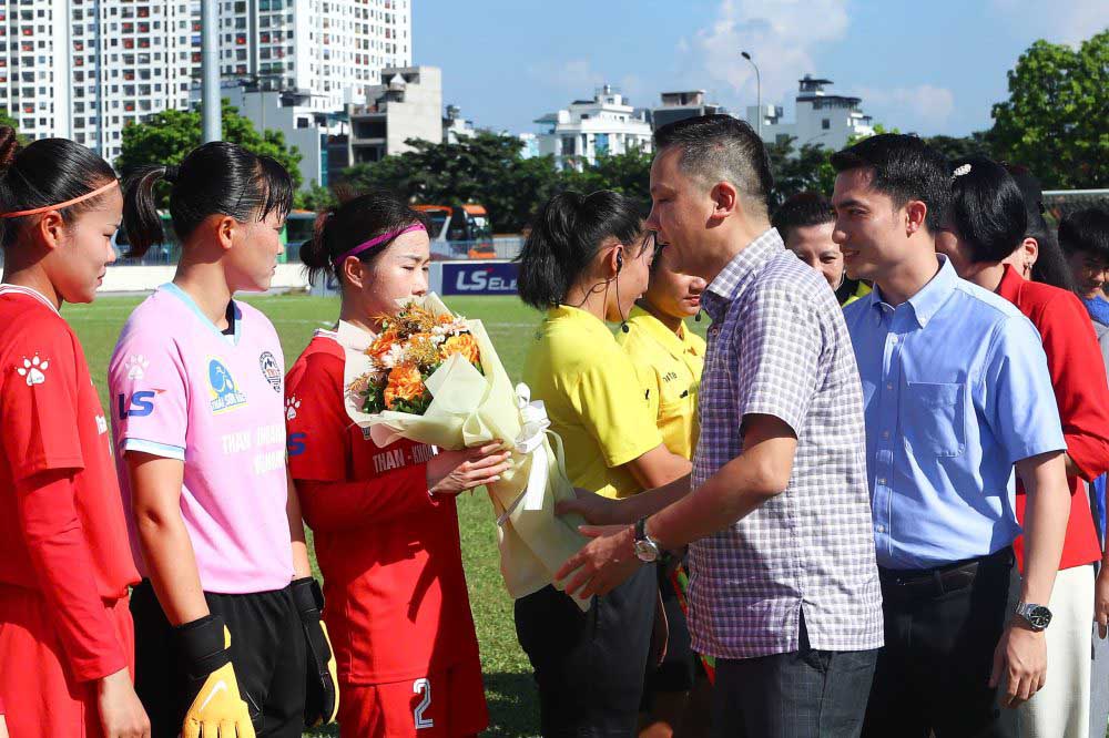 Cac dai bieu xuong san dong vien, tang hoa cau thu va trong tai tham du tran dau khai mac.