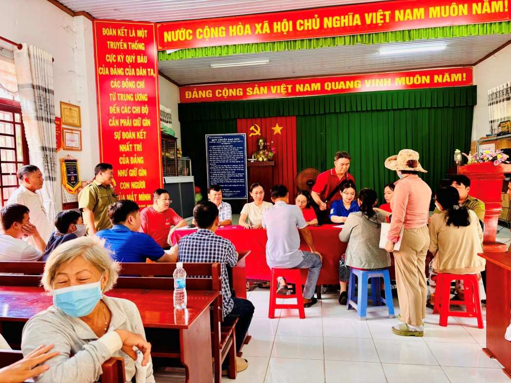 Nguoi dan o phuong Phu Loi den nhan qua Quoc khanh 2.9. Anh: Phuong Phu Loi