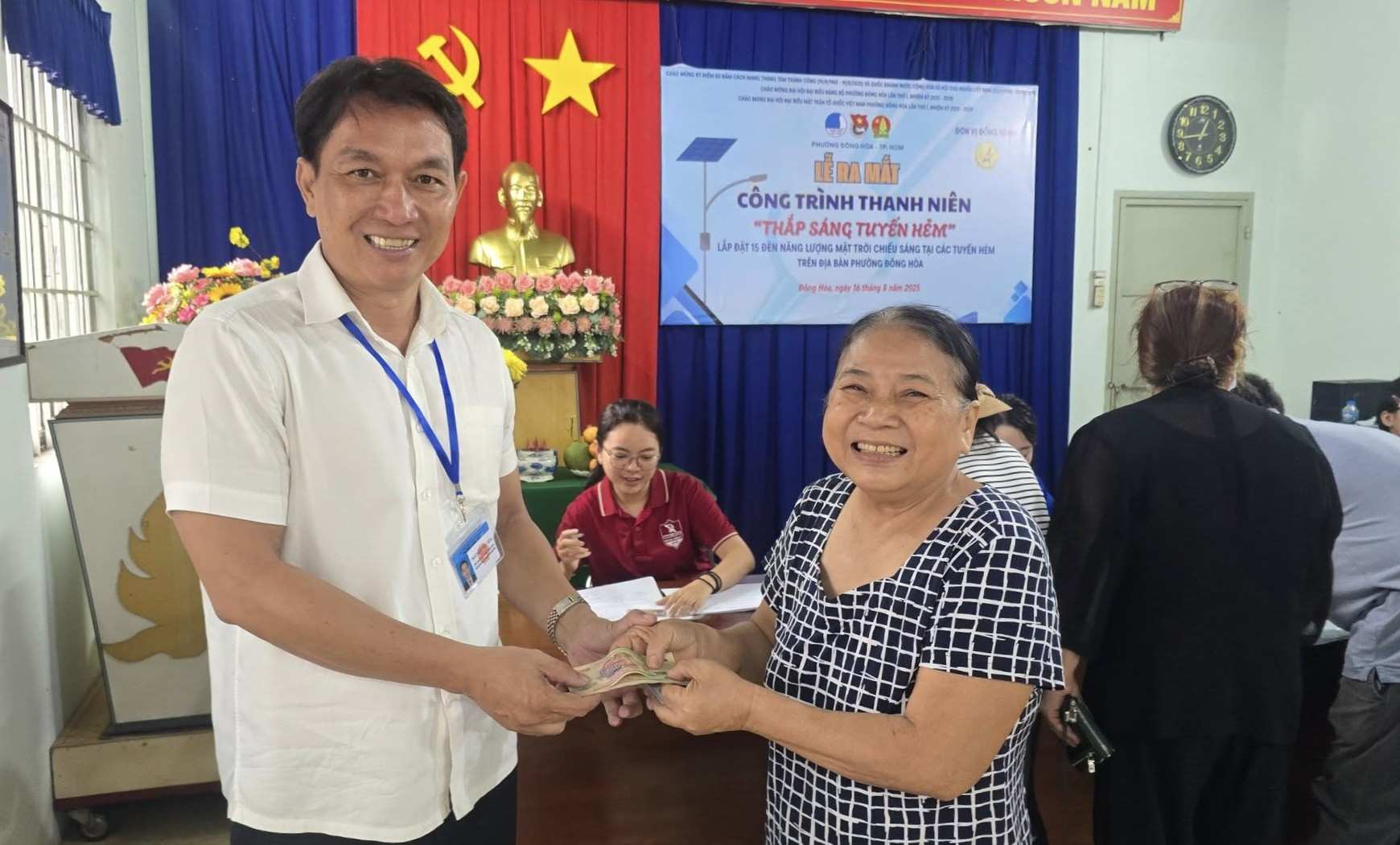 People in Dong Hoa ward were excited to receive gifts to celebrate National Day on September 2. Photo: Dong Hoa Ward Electronic Information Page