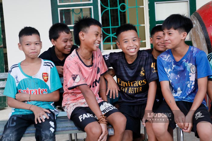 Estudiantes de la escuela PTDTBT THCS Chieng So en la comuna de Muong Luan provincia de Dien Bien emocionados antes de la ceremonia de apertura. Foto: Quang Dat