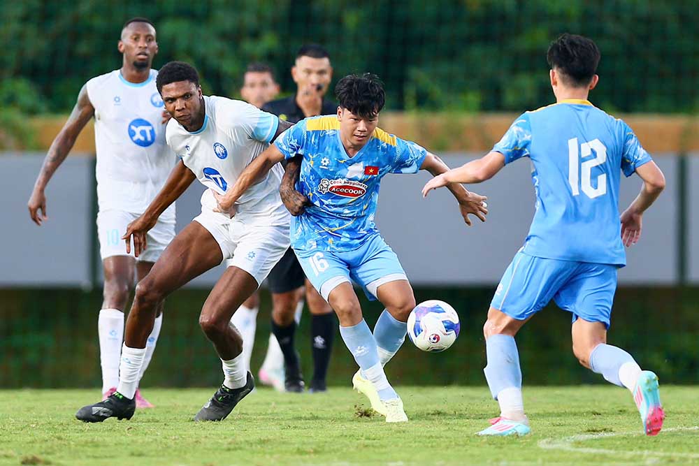 ベトナム代表(青いユニフォーム)が親善試合でナムディンに敗北。写真:ナムディンFC